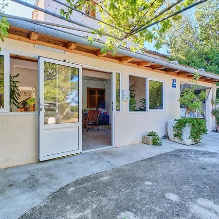 Cozy Analia Near Beautiful Apartment *