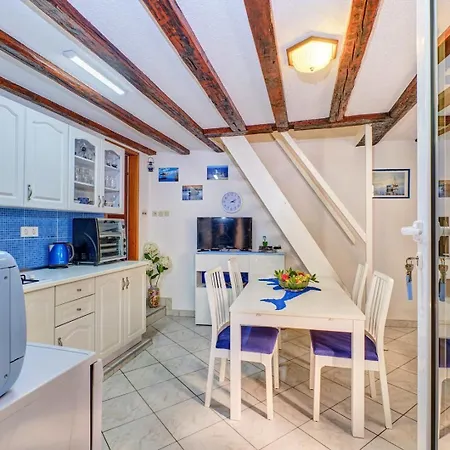 Cozy Analia Near Beautiful Apartment *